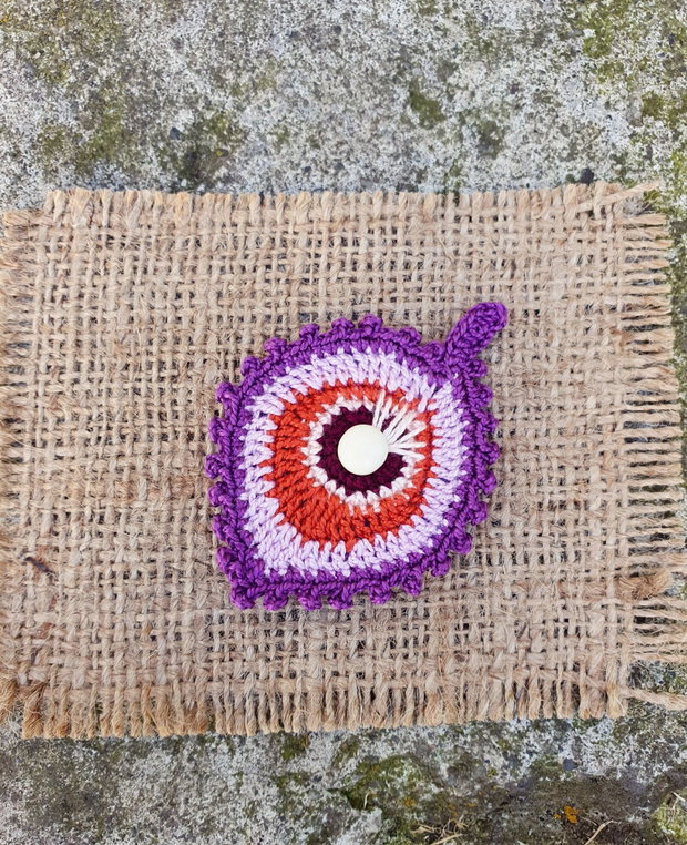 Brosa crosetata, brosa pana de paun, brosa handmade mov, accesorii unicat pentru femei