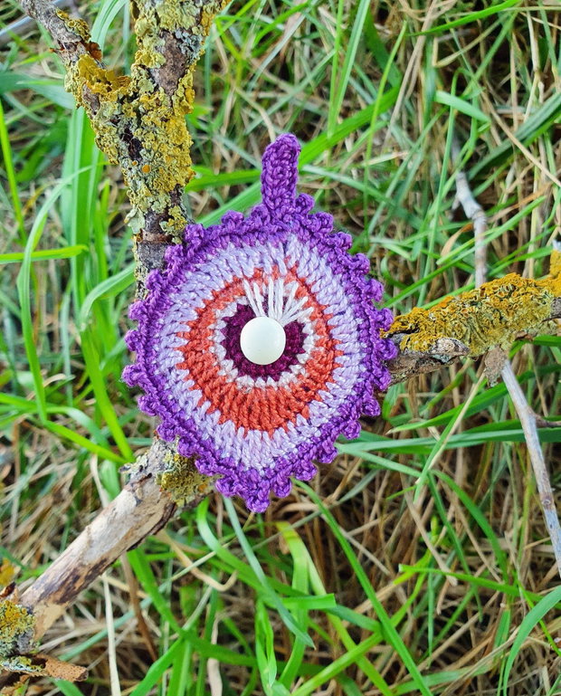 Brosa crosetata, brosa pana de paun, brosa handmade mov, accesorii unicat pentru femei