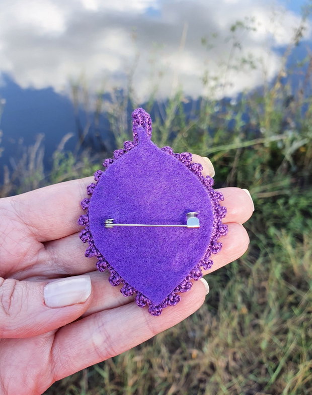 Brosa crosetata, brosa pana de paun, brosa handmade mov, accesorii unicat pentru femei