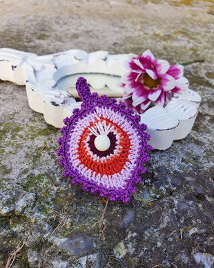 Brosa crosetata, brosa pana de paun, brosa handmade mov, accesorii unicat pentru femei