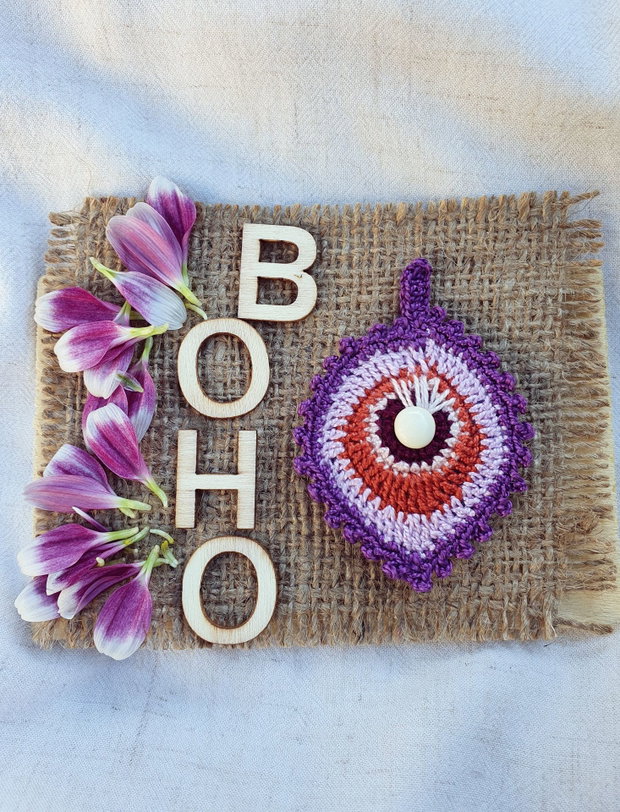 Brosa crosetata, brosa pana de paun, brosa handmade mov, accesorii unicat pentru femei