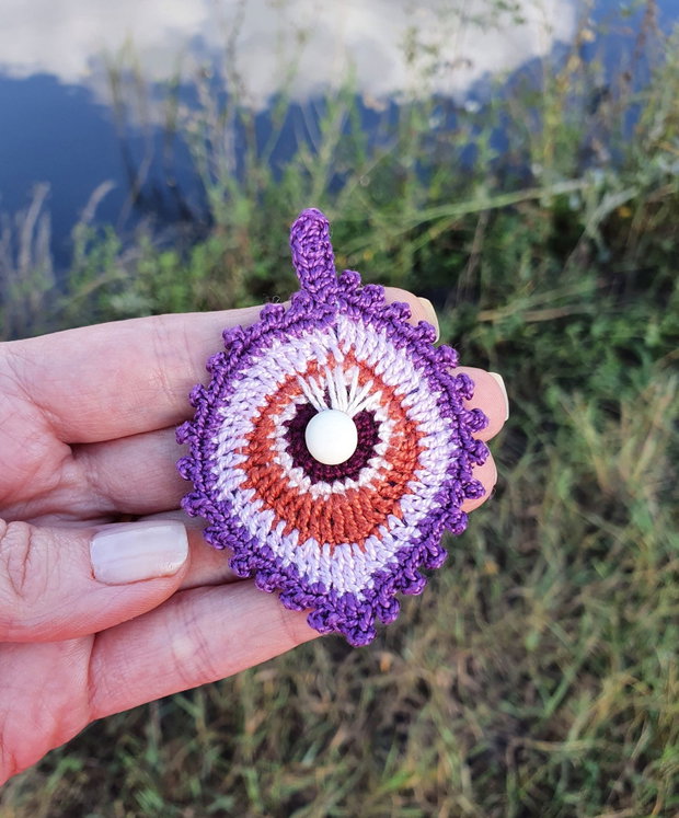 Brosa crosetata, brosa pana de paun, brosa handmade mov, accesorii unicat pentru femei