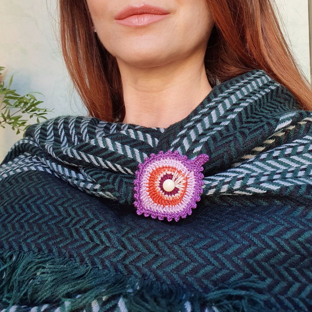 Brosa crosetata, brosa pana de paun, brosa handmade mov, accesorii unicat pentru femei