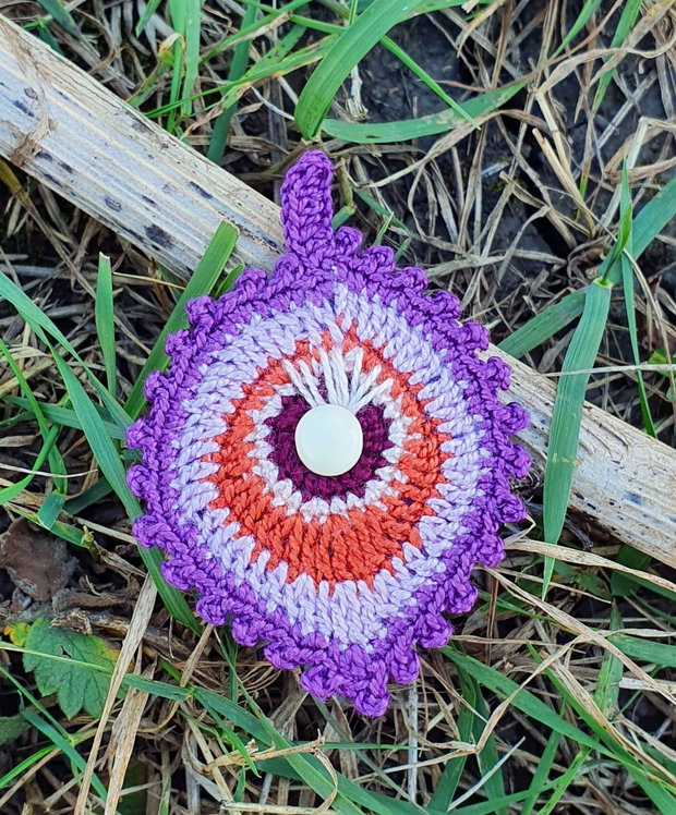 Brosa crosetata, brosa pana de paun, brosa handmade mov, accesorii unicat pentru femei