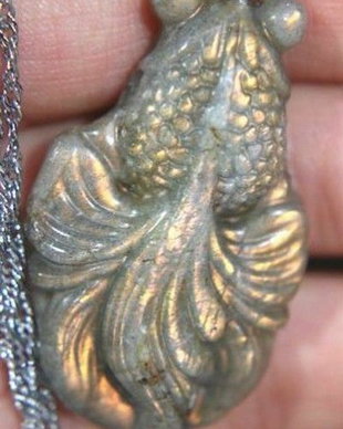 K1508 - Pandantiv, labradorit, pestisorul de aur, 41x25x9mm