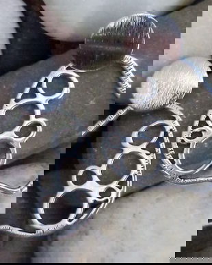 Cercei handmade cu piese din zamac argintat montate pe o baza din alama argintata