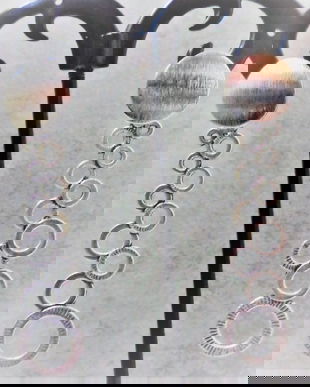 Cercei handmade cu piese din zamac argintat montate pe o baza din alama argintata