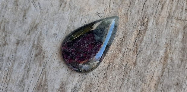 Cabochon eudialit, 34x21 mm