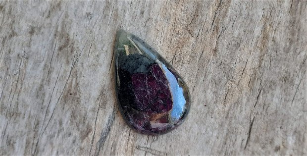 Cabochon eudialit, 34x21 mm