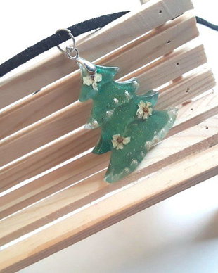 Pandantiv bradut din rasina cu flori naturale inserate