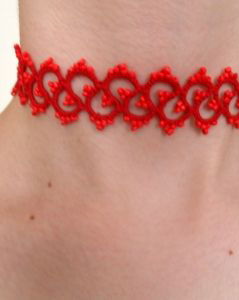 Choker rosu din dantela frivolite, choker dantela rosie, colier rosu la baza gatului, choker dantela suveicuta