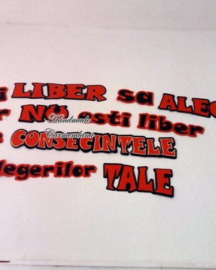 Text decupat / mesaj decorativ