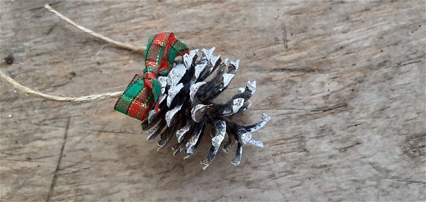 Set ornamente brad din conuri de pin - 2 bucati