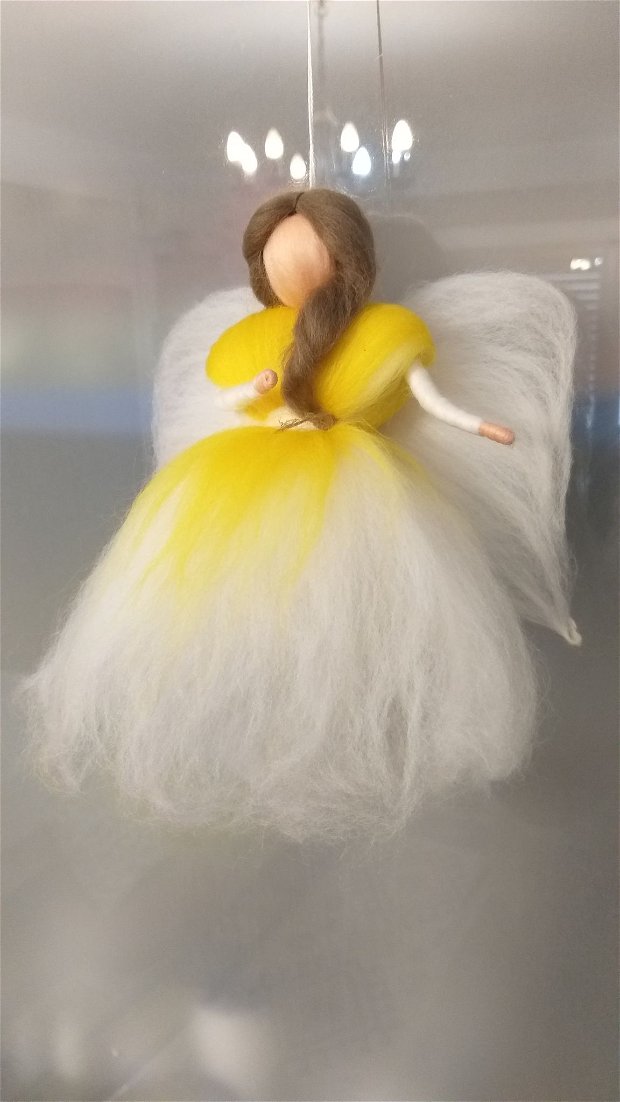 Ingerul ajutor - Figurină inspirată din pedagogia Waldorf, handmade din lână naturală merinos.