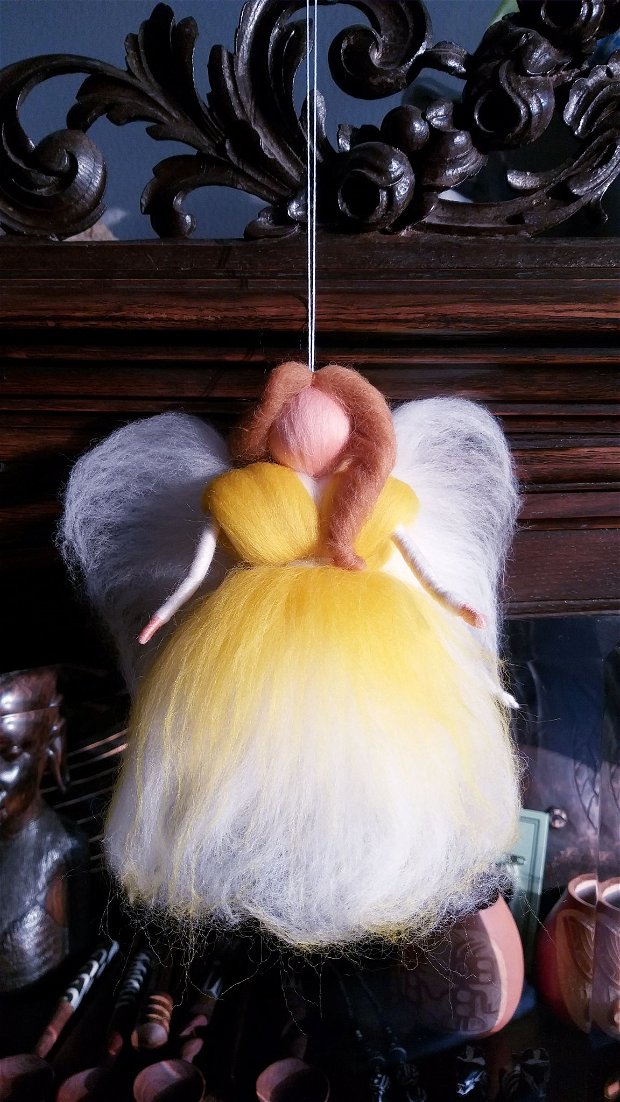 Ingerul ajutor - Figurină inspirată din pedagogia Waldorf, handmade din lână naturală merinos.