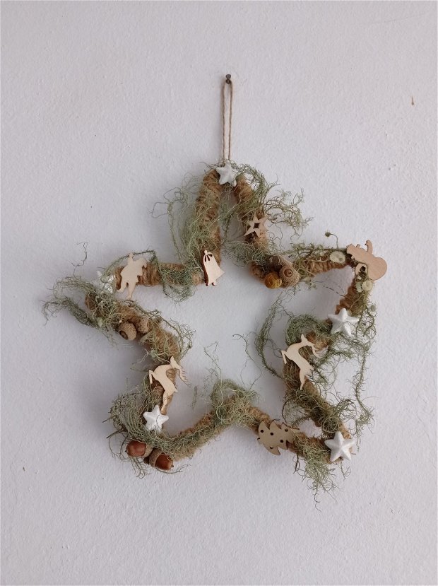 Cadou Crăciun-Stea decorativă pentru ușă cu licheni naturali ,elemente decorative natur și steluțe albe, 21 cm