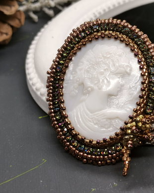 Brosa eleganta Camee sculptata in sidef