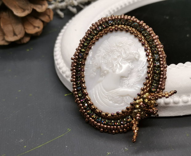 Brosa eleganta Camee sculptata in sidef