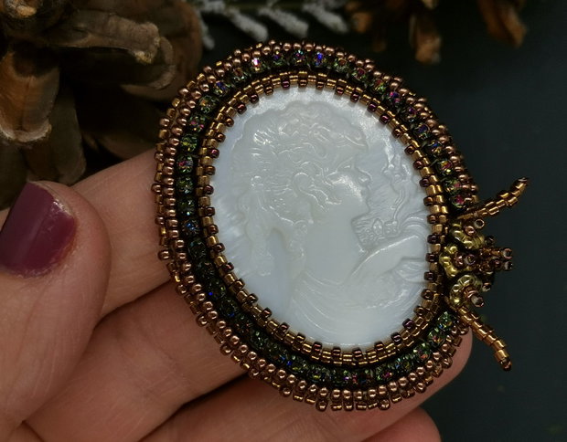 Brosa eleganta Camee sculptata in sidef