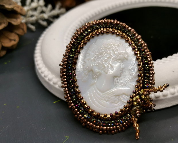 Brosa eleganta Camee sculptata in sidef