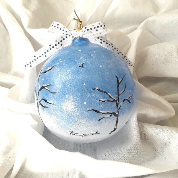Cadou pentru Craciun- glob pictat cu peisaj bleu