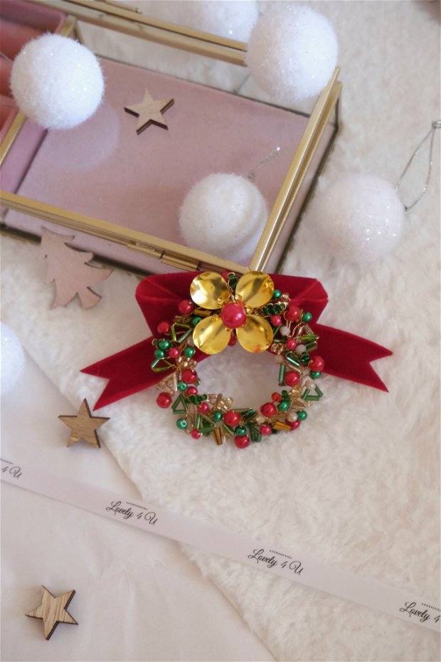 Karinna - Broșă coronita  Happy Christmas , Broșă festiva in tonuri de auriu și roșu