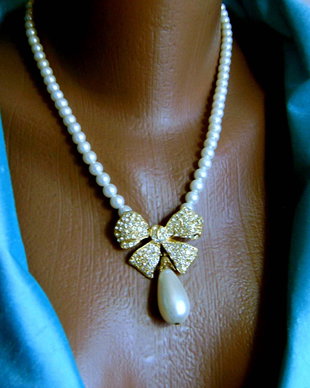 Colier vintage cu perle albe si accesoriu gold plated