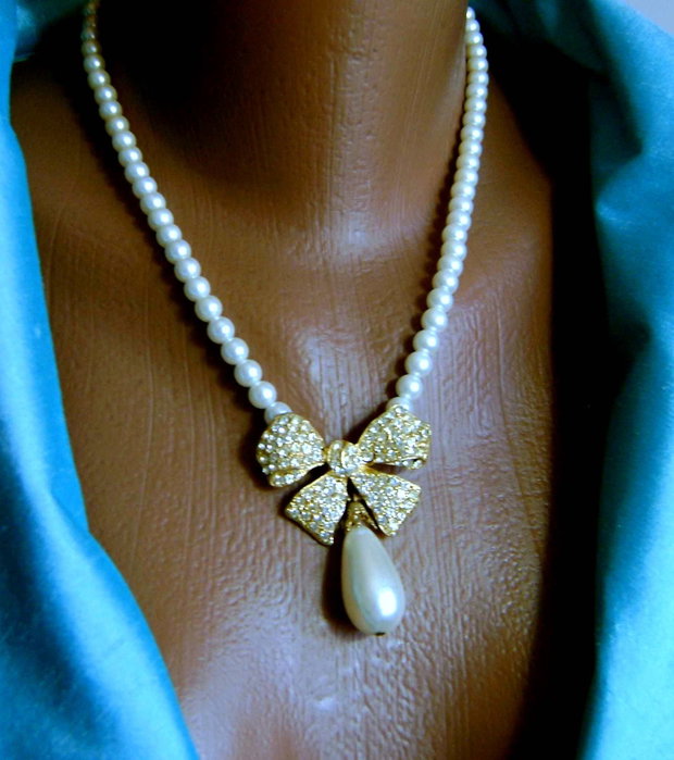 Colier vintage cu perle albe si accesoriu gold plated