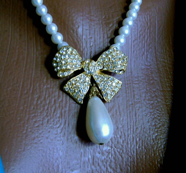 Colier vintage cu perle albe si accesoriu gold plated
