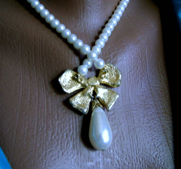 Colier vintage cu perle albe si accesoriu gold plated