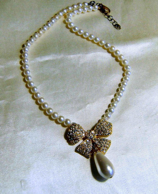 Colier vintage cu perle albe si accesoriu gold plated