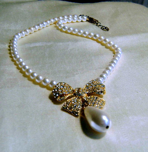 Colier vintage cu perle albe si accesoriu gold plated