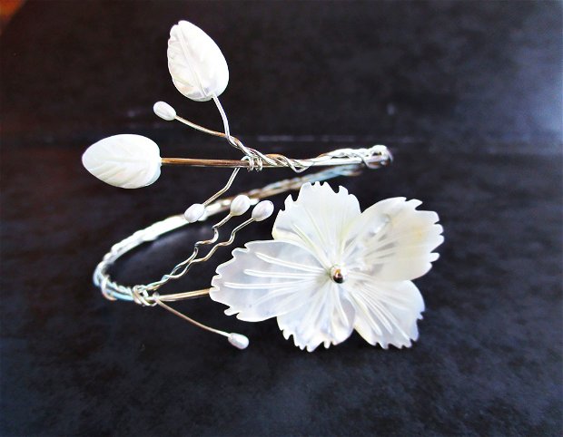 Bratara  argint cu floare de sidef, frunzulite si perle de cultura albe