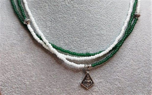 Colier 3 randuri verde si alb cu accesorii argintii cu aspect antichizat