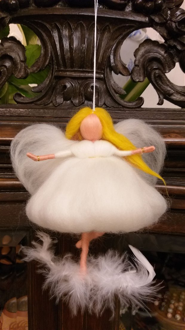 Zânuța fulg - Figurină inspirată din pedagogia Waldorf, confecționată din lână merinos.