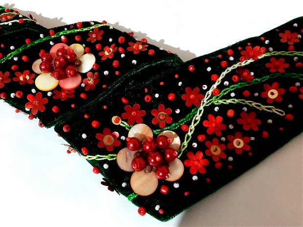 Cordon catifea verde cu flori sidef și paiete rosii