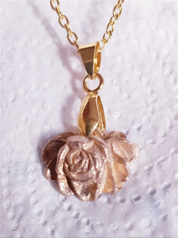 Pandantiv de autor, minimalist, din bronz auriu,  in forma de trandafir