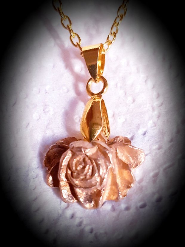 Pandantiv de autor, minimalist, din bronz auriu,  in forma de trandafir