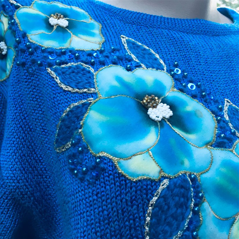 Bluza albastru turcoaz intens cu aplicatii florale