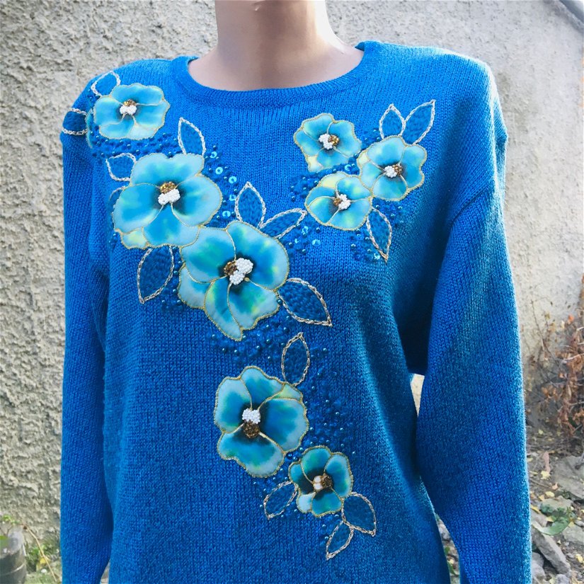 Bluza albastru turcoaz intens cu aplicatii florale