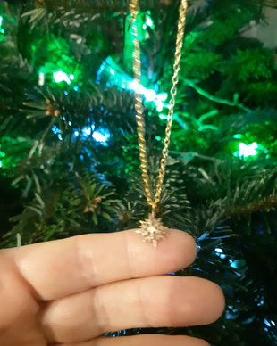 Pandantiv minimalist din bronz auriu, in forma de fulg de zapad
