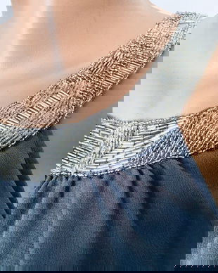 Bluza cu spatele plisat și bordura din margele la decolteu