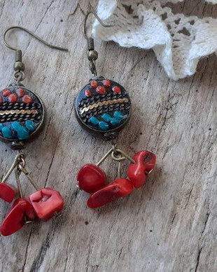 "Indonesia Style" - cercei lungi, colorati, cu coral rosu