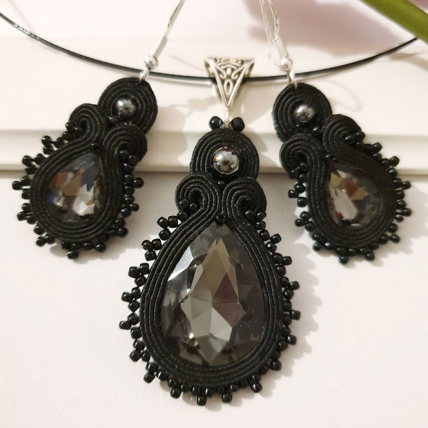 Set negru soutache,  Set cristale