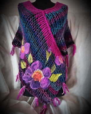 Poncho tricotat manual cu flori de lână merinos impaslite