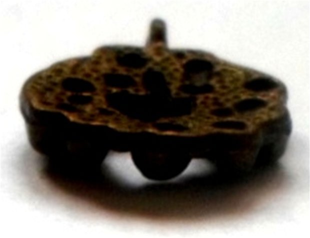 Charm metalic coronita de Craciun bronz