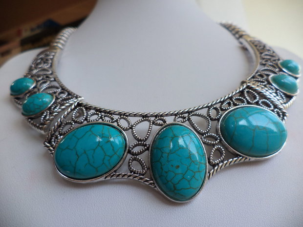 Colier handmade realizat din 3 piese masive superbe din alama argintata cu pietre de turcoaz
