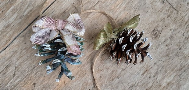 Set ornamente brad din conuri de pin, fundita roz si verde