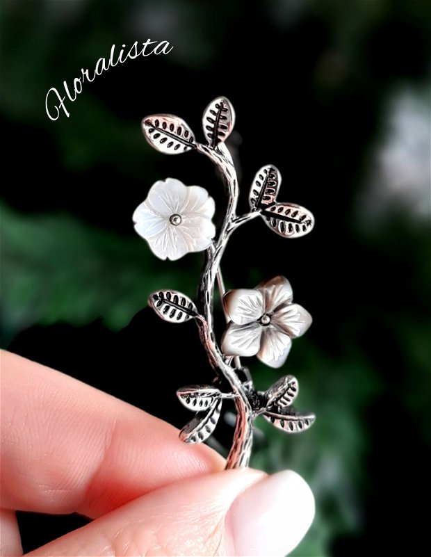Broșă/Pandantiv argintiu cu flori din sidef