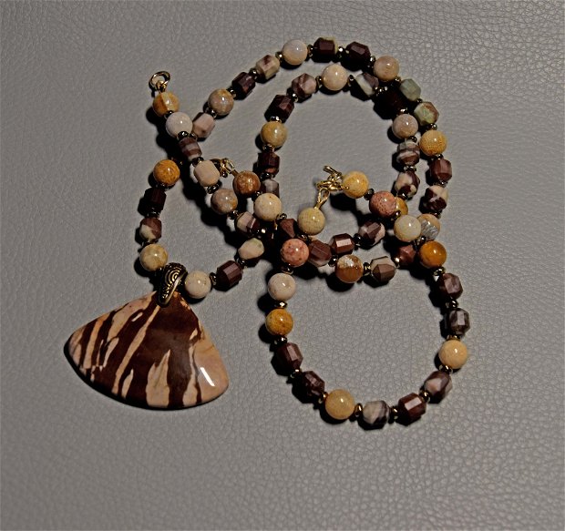 Set de bijuterii compus din colier și brățară din zebra jasp si coral fosilizat